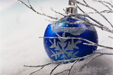 schneeflocke - Blaue Spielerei im Schnee Stockbilder - Premium RF Lizenzfrei, Bildnummer: 632-06354319