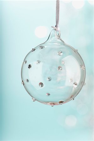 simsearch:632-06354232,k - Boule de Noël de verre Photographie de stock - Premium Libres de Droits, Code: 632-06354381