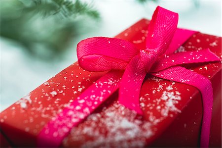 regalo de navidad - Christmas present covered in snowflakes Foto de stock - Sin royalties Premium, Código: 632-06354382