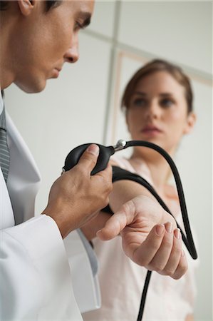 Doctor checking patient's blood pressure Foto de stock - Sin royalties Premium, Código: 632-06354394