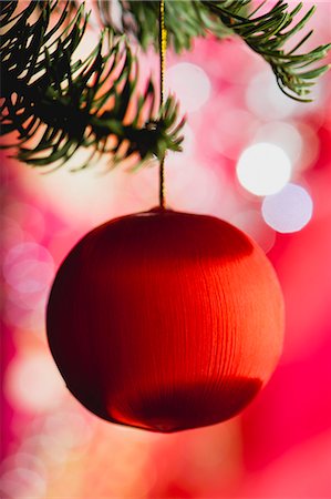 simsearch:632-06354219,k - Boule de Noël suspendus sur une branche Photographie de stock - Premium Libres de Droits, Code: 632-06354416