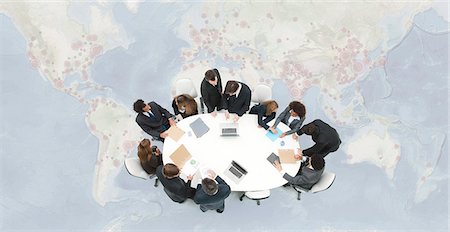 Business executives meeting on top of superimposed world map Foto de stock - Sin royalties Premium, Código: 632-06354455