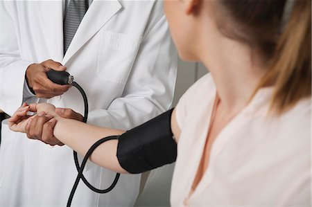 Doctor checking patient's blood pressure, cropped Foto de stock - Sin royalties Premium, Código: 632-06353926