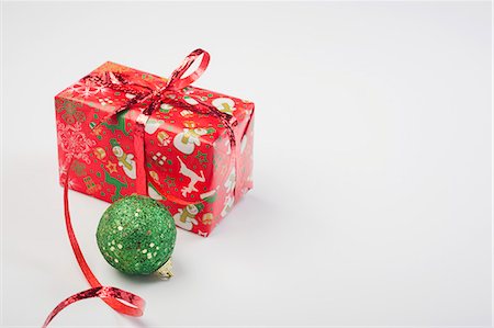 simsearch:632-06354118,k - Christmas ornament and festively wrapped present Stock Photo - Premium Royalty-Free, Code: 632-06353933