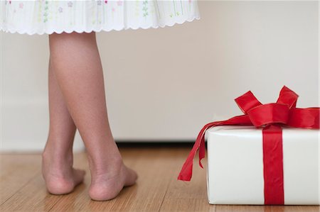 simsearch:632-03652319,k - Girl standing next to gift, low section, rear view Fotografie stock - Premium Royalty-Free, Codice: 632-06404171