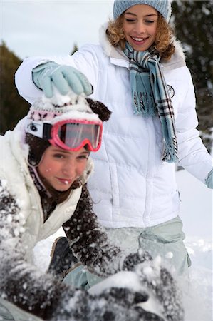 simsearch:695-03375570,k - Jeunes filles jouant dans la neige Photographie de stock - Premium Libres de Droits, Code: 632-06404172