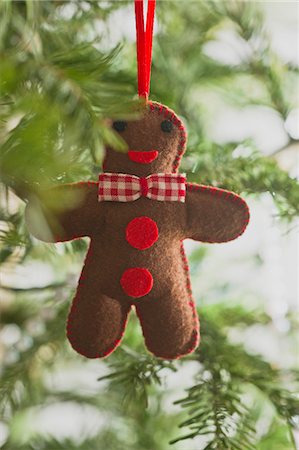 simsearch:632-06354219,k - Gingerbread man Christmas ornament Foto de stock - Sin royalties Premium, Código: 632-06404191