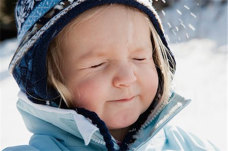 simsearch:632-03898204,k - Des tout-petits fille portant vêtements d'hiver dans la neige avec des yeux fermés, portrait Photographie de stock - Premium Libres de Droits, Code: 632-06404209