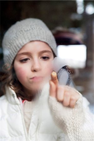 Girl drawing on fogged glass Stock Photo - Premium Royalty-Free, Code: 632-06404326