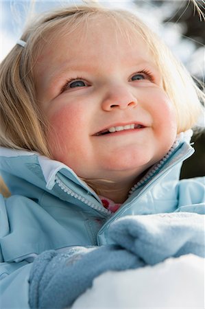 simsearch:632-03898204,k - Jeune fille souriante tout-petit à porter des vêtements d'hiver à l'extérieur, portrait Photographie de stock - Premium Libres de Droits, Code: 632-06404335