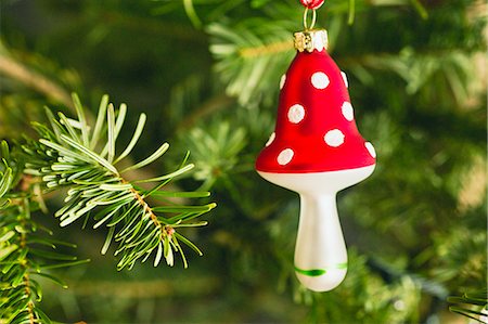 simsearch:632-06404436,k - Mushroom shaped Christmas ornament on tree Foto de stock - Sin royalties Premium, Código: 632-06404333