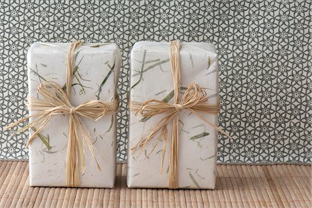 Gifts wrapped in paper and raffia Stock Photo - Premium Royalty-Free, Code: 632-06404378