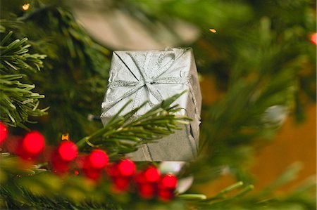 simsearch:632-06354111,k - La forme d'un cadeau de décoration de Noël Photographie de stock - Premium Libres de Droits, Code: 632-06404399