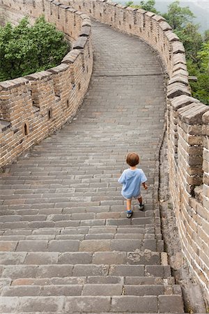 Boy walking on Great Wall of China, China Foto de stock - Sin royalties Premium, Código: 632-06404407