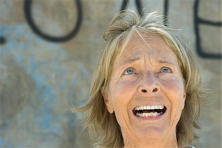 Senior woman looking up with fearful expression on face Foto de stock - Sin royalties Premium, Código: 632-06404500