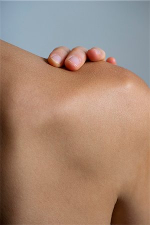 shoulder (anatomy) - Woman with hand on bare shoulder, close-up Foto de stock - Sin royalties Premium, Código: 632-06404511