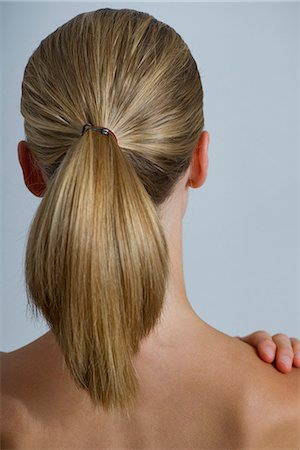 ponytail - Woman with ponytail, rear view Foto de stock - Sin royalties Premium, Código: 632-06404513