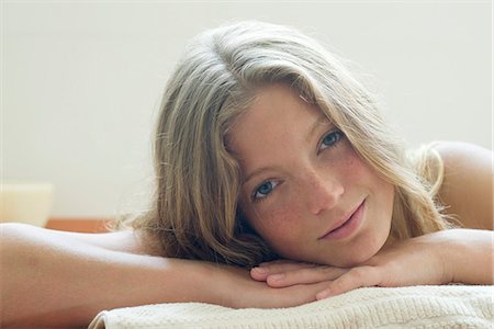 Young woman resting head on arms, portrait Stock Photo - Premium Royalty-Free, Code: 632-06404553