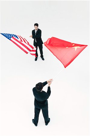 simsearch:632-06404590,k - Hommes debout face à face, agitant des drapeaux chinois et américains Photographie de stock - Premium Libres de Droits, Code: 632-06404571