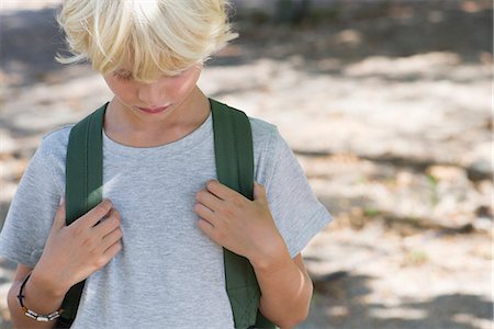 Boy wearing backpack, head down, portrait Stockbilder - Premium RF Lizenzfrei, Bildnummer: 632-06779117