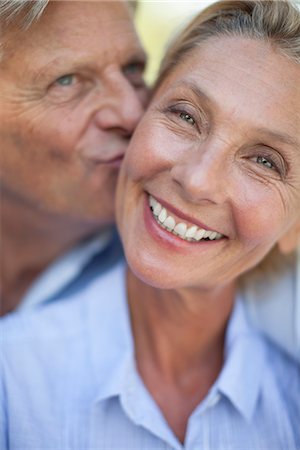 Mature woman smiling as man kisses her cheek, portrait Foto de stock - Sin royalties Premium, Código: 632-06779160