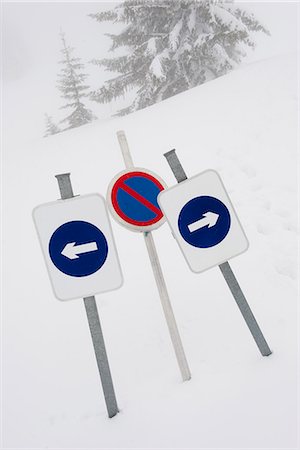 simsearch:6122-07696907,k - Signs indicating dead end in snow Stock Photo - Premium Royalty-Free, Code: 632-06779350