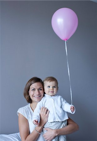 Mother and baby, baby holding balloon Foto de stock - Sin royalties Premium, Código: 632-06967585