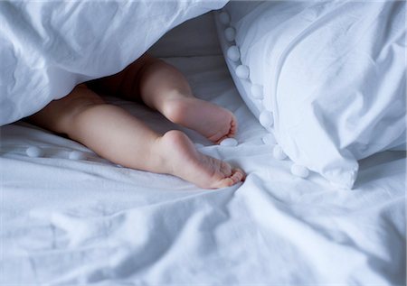 soles of feet - Baby's barefeet under duvet, cropped Photographie de stock - Premium Libres de Droits, Code: 632-06967582