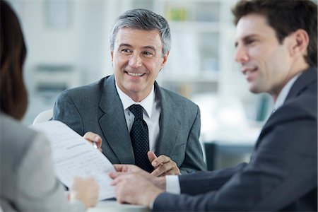 Businessman discussing document with colleagues Foto de stock - Sin royalties Premium, Código: 632-06967590