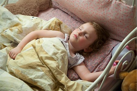 simsearch:632-07674598,k - Little girl sleeping in bed, high angle view Stock Photo - Premium Royalty-Free, Code: 632-06967593