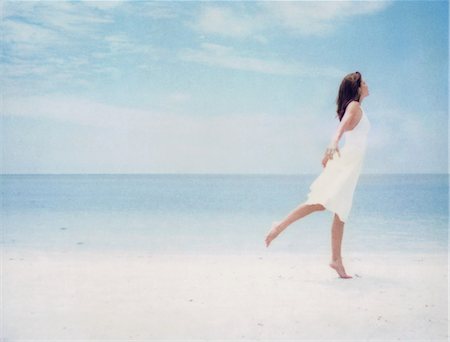 frische luft - Woman at beach, balancing on one leg Stockbilder - Premium RF Lizenzfrei, Bildnummer: 632-07161268