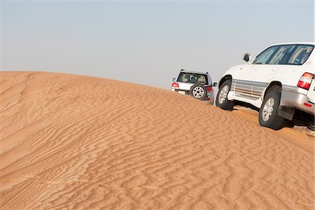 dune driving - Sports utility vehicles driving up desert sand dune Foto de stock - Sin royalties Premium, Código: 632-07161274