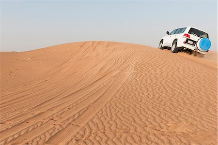 Sports utility vehicle driving up desert sand dune Foto de stock - Sin royalties Premium, Código: 632-07161276