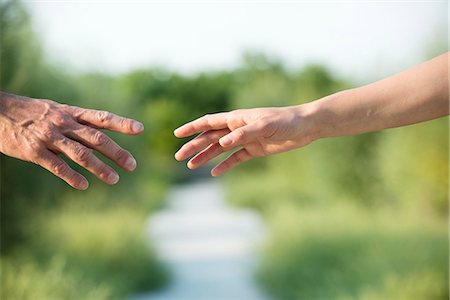 Couple reaching out to hold hands Photographie de stock - Premium Libres de Droits, Code: 632-07161280