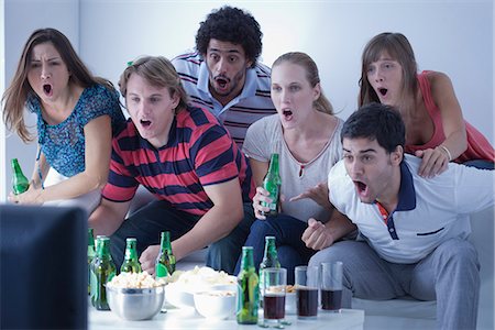 friends drinking alcohol - Friends watching sports match on television together Photographie de stock - Premium Libres de Droits, Code: 632-07161298