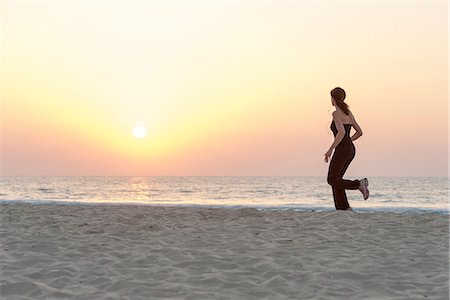 running music woman - Woman jogging on beach at sunrise Foto de stock - Sin royalties Premium, Código: 632-07161308