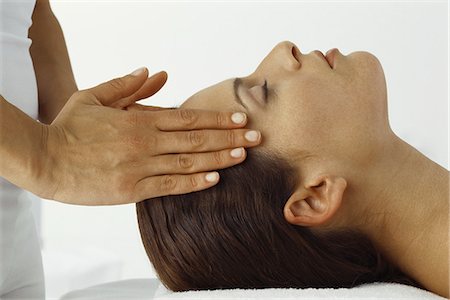 simsearch:695-05770250,k - Woman receiving head massage, close-up Photographie de stock - Premium Libres de Droits, Code: 632-07161344