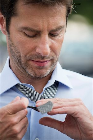 Businessman putting on necktie Stockbilder - Premium RF Lizenzfrei, Bildnummer: 632-07161459