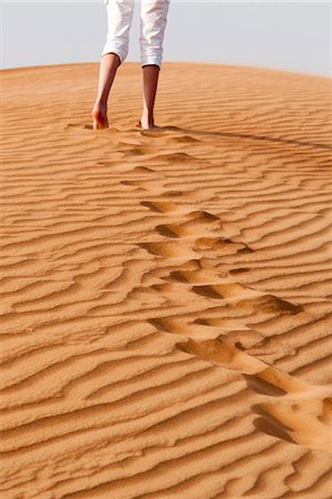 simsearch:400-04034980,k - Girl ascending sand dune Foto de stock - Royalty Free Premium, Número: 632-07161482