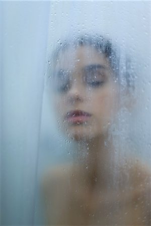 Young woman having bath in bathroom, eyes closed Fotografie stock - Premium Royalty-Free, Codice: 632-07161493