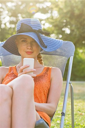 flare - Young woman talking on cell phone outdoors Photographie de stock - Premium Libres de Droits, Code: 632-07161524