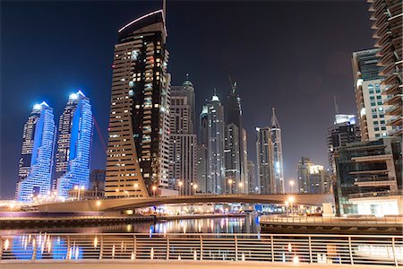 desenvolvimento - Skyscrapers illuminating marina by night Foto de stock - Royalty Free Premium, Número: 632-07161557