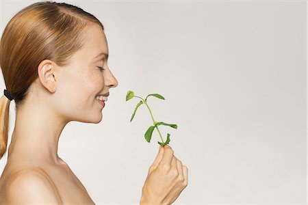 Young woman enjoying fragrence of fresh mint leaves Foto de stock - Sin royalties Premium, Código: 632-07161631