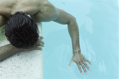 simsearch:632-07161343,k - Man lying next to pool, touching water Stockbilder - Premium RF Lizenzfrei, Bildnummer: 632-07161665