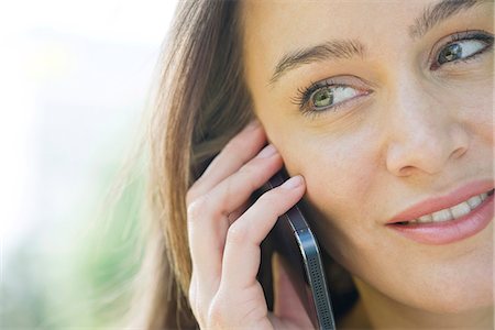 sideways glance - Woman talking on smartphone Photographie de stock - Premium Libres de Droits, Code: 632-07494941