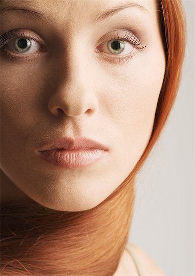 Woman with hair wrapped around neck, close-up portrait Photographie de stock - Premium Libres de Droits, Le code de l’image : 632-07494984