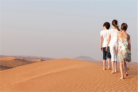 Children walking in desert, rear view Photographie de stock - Premium Libres de Droits, Code: 632-07495024