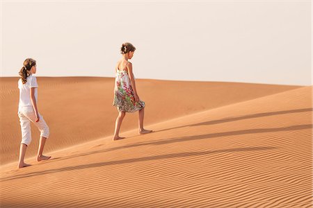 elementary age 2012 - Girls walking in desert Stock Photo - Premium Royalty-Free, Code: 632-07495020