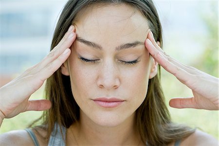 sick outside - Woman with head in hands Photographie de stock - Premium Libres de Droits, Code: 632-07495072