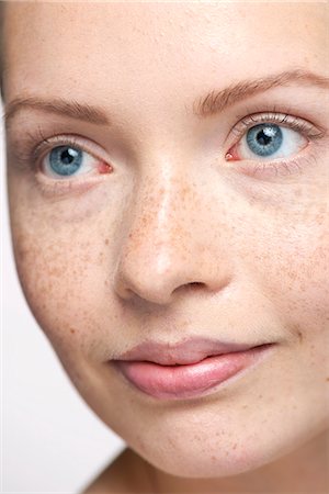 Young woman looking away, close-up portrait Foto de stock - Sin royalties Premium, Código: 632-07495086